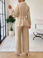 ⁦سيت نسائية من بلوزة مربوطة وبنطلون⁩ - الصورة ⁦3⁩