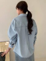 ⁦جاكيت نسائي  من الجينز الأزرق فاتح اللون⁩ - الصورة ⁦3⁩