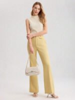 ⁦حقيبة كتف مع حواف ملونة⁩ - الصورة ⁦7⁩