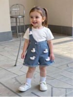 طقم بناتي (بلوزة أبيض وشورت جينز مع بطة ثلاثية الأبعاد)