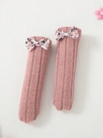 ⁦طقم اطفال بناتي من (بلوزة قصيرة وشورت وردي بطبعة زهور ,جوارب بفيونكة، عصابة للرأس)⁩ - الصورة ⁦10⁩