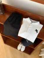 ⁦طقم اطفال بولو مكون من تيشرت وشورت⁩ - الصورة ⁦4⁩