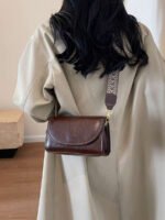 ⁦حقيبة كتف مربعة بحزام عريض⁩ - الصورة ⁦5⁩