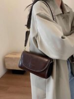 ⁦حقيبة كتف مربعة بحزام عريض⁩ - الصورة ⁦6⁩