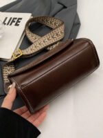 ⁦حقيبة كتف مربعة بحزام عريض⁩ - الصورة ⁦8⁩