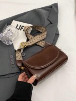 ⁦حقيبة كتف مربعة بحزام عريض⁩ - الصورة ⁦9⁩